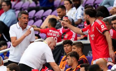 VIDEO / Nuk mban dot nervat, futbollisti “përplaset” me trajnerin gjatë sfidës në Kupën e Botës
