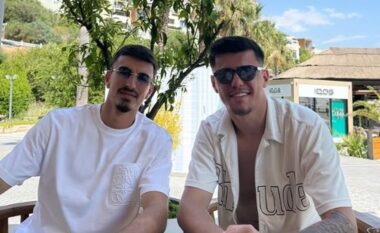 Jugu i Shqipërisë destinacioni i preferuar, dy futbollistët e kombëtares shijojnë bregdetin së bashku (FOTO)