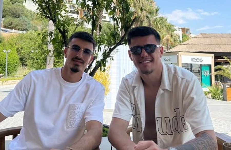 Jugu i Shqipërisë destinacioni i preferuar, dy futbollistët e kombëtares shijojnë bregdetin së bashku (FOTO)