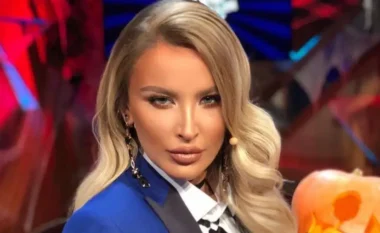 Upss!! Tuna rrëzohet gjatë ngjitjes në skenë