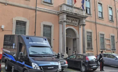 “Po vij me paketë…”/ Grupi përdorte kode sekrete, por nuk i shpëtoi dot policisë! Si u kapën gjysmë kg drogë në parkim në Milano