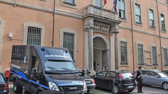 “Po vij me paketë…”/ Grupi përdorte kode sekrete, por nuk i shpëtoi dot policisë! Si u kapën gjysmë kg drogë në parkim në Milano