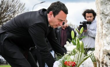 Albin Kurti përkujton masakrën e Deçanit më 1 qershor 1998: Kujtimi i martirëve qëndron në themel të lirisë sonë