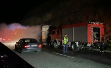Kamioni përfshihet nga flakët në ‘Rrugën e Kombit’, shpëton mrekullisht shoferi