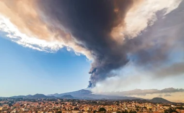 Video/ Momenti kur shpërthen mali Etna, turistët largohen me vrap