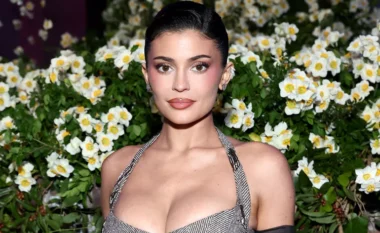 Kylie Jenner i vjen në ndihmë fanses, i tregon detajet për operacionin e gjoksit