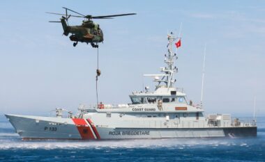 DEFENDER 25/ Forca Detare e Shqipërisë krah Skuadronit të Marinës së SHBA-së, Ambasada Amerikane në Tiranë: Stërvitje thelbësore për sfidat e vërteta të sigurisë