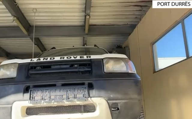Porti i Durrësit/ Kapet ‘Land Roveri’ me sende të paligjshme, shpallet në kërkim poseduesi kosovar
