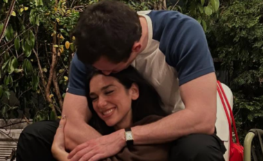 “Kjo është dashuri” – Dua Lipa shfaqet e lumtur krah partnerit Callum Turner