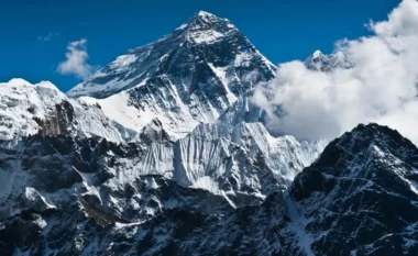 Ngjitja në Everest: Sa kushton për të “pushtuar” majën e botës?