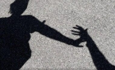 Tronditëse në Itali! Shkoi për të kontrolluar shtëpinë që po rinovohej, 24-vjeçarja përdhunohet përpara syve të djalit nga një egjiptian