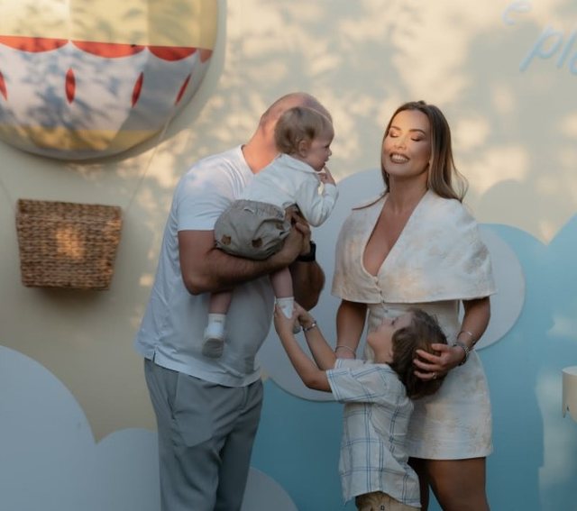 Olta Gixhari feston ditëlindjen e parë të Zeos  aktorja ndan momente të veçanta nga festa pranë bashkëshortit dhe dy djemve