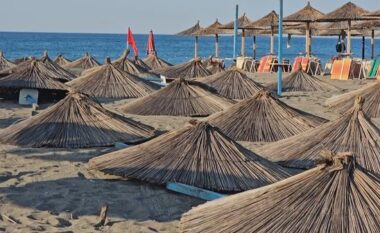 Sekuestrohen çadra dhe shezlongë,  aksion në Velipojë për lirimin e hapësirave në plazhe