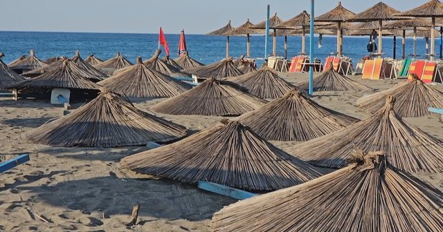 Sekuestrohen çadra dhe shezlongë  aksion në Velipojë për lirimin e hapësirave në plazhe