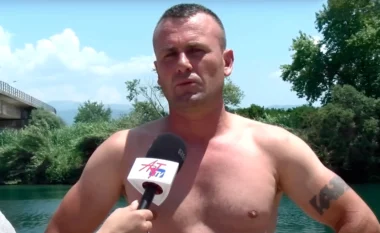 Heroi shqiptar që u zhyt për të shpëtuar dy fëmijët bën tatuazh fytyrat e Spyros dhe Nisi