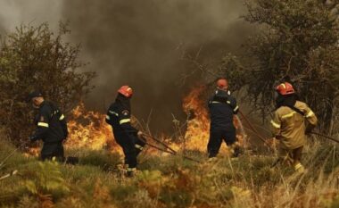 Athina përfshihet nga një zjarr i egër, dëmtohen shtëpitë e pushimit