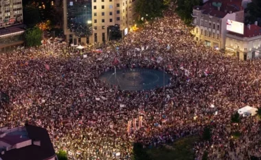 Nuk ndalen serbët/ Mijëra protestues u bashkohen studentëve në Beograd, incidente të dhunshme me policinë (VIDEO)