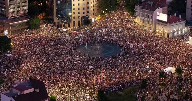 Nuk ndalen serbët/ Mijëra protestues u bashkohen studentëve në Beograd, incidente të dhunshme me policinë (VIDEO)