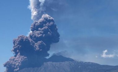 Etna nis aktivitetin vullkanik, hi dhe gazra në ajër autoritetet në gadishmëri