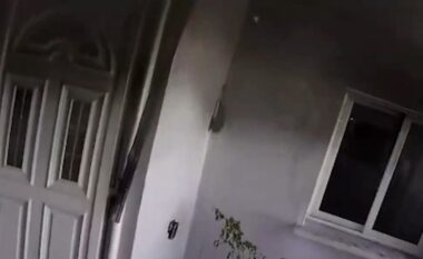 Digjet shtëpia në Vlorë, e moshuara harroi sobën ndezur, zjarrfikësja në vendin e ngjarjes