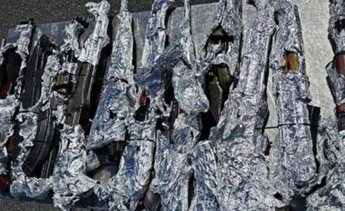 Doganierët kroatë, kontrolle në automjetin e një shqiptari të Kosovës, i gjenden 11 kallashnikovë