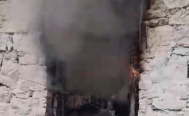 Përfshihet nga flakët banesa në Berat, zjarrfikësja në vendin e ngjarjes