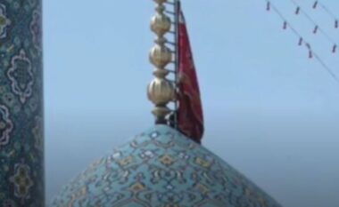 Gati hakmarrja? Irani ngre flamurin e kuq mbi Xhaminë kryesore, çfarë do të thotë kjo