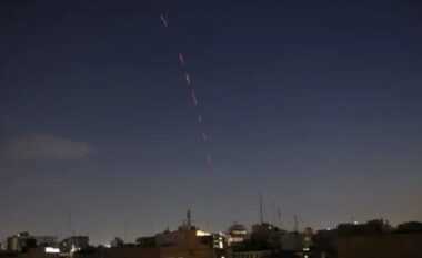 Aktivizohet mbrojtja ajrore në Teheran/ Irani lëshon raketa drejt Izraelit, ja çfarë paralajmëron udhëheqësi suprem i vendit