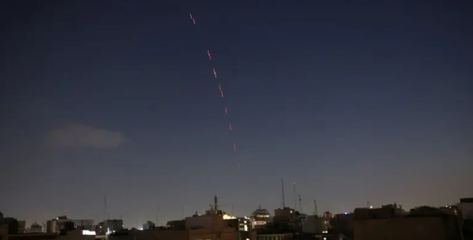 Aktivizohet mbrojtja ajrore në Teheran/ Irani lëshon raketa drejt Izraelit, ja çfarë paralajmëron udhëheqësi suprem i vendit