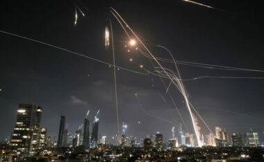 Spektakël në qiellin e Tel Aviv, “Kupola e Hekurt” rrëzon breshërinë e raketave iraniane