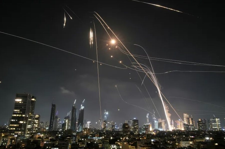 VIDEO/ Spektakël në qiellin e Tel Aviv, “Kupola e Hekurt” rrëzon breshërinë e raketave iraniane