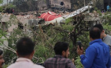 Tragjedia me mbi 270 të vdekur, piloti i “Air India” u rrëzua nga sedilja e tij dhe humbi kontrollin e avionit