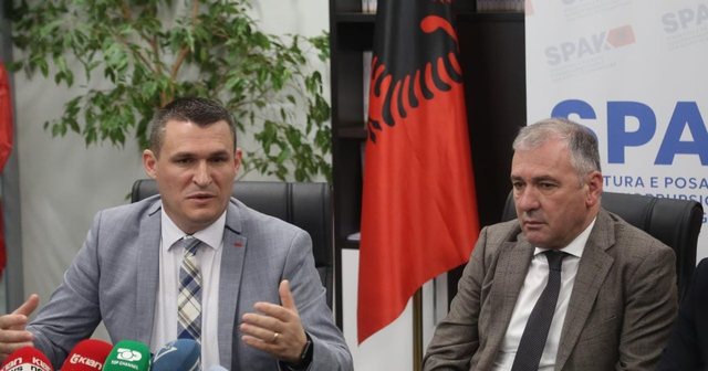 Ndodh përplasja e madhe, Dumani i heq “spaletat” Arben Krajës/ E shkarkon si drejtor, në vend të tij emëron Dorina Bejkon