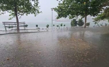 Moti ekstrem në Belsh e Dumre, stuhia e fortë përmbyt rrugët e paralizon lëvizjen në vend