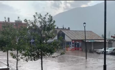 Reshje të dendura shiu edhe në Bulqizë, vështirësi qarkullimi në rrugët nacionale dhe rurale