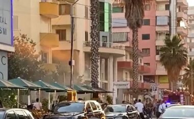 Zjarr në një pallat në Lushnje, flakët dyshohet se nisën nga djegia e një kondicioneri