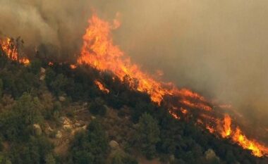 Zjarr në Çukë të Sarandës/ Flakët përhapen me shpejtësi drejt Metoqit, ndërhyrje nga ajri me helikopter