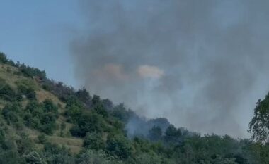Zjarr në fshatin Klocë, rrezikohet ish-reparti ushtarak i tankeve në Maliq