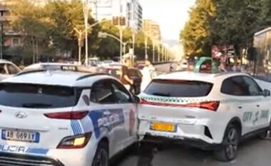Kaos në Tiranë/ Përplasen 6 makina në semafor, plagosen dy policë dhe një taksist