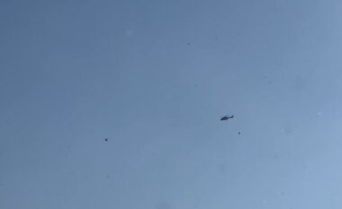 FOTO/ Rëndohet situata me zjarrin në fshatin Hoshtimë, nis ndërhyrja nga ajri me helikopter