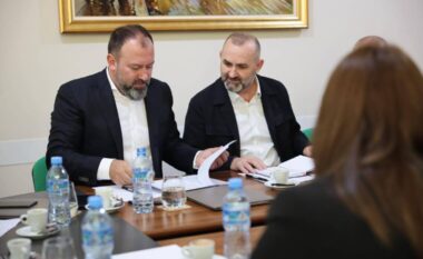 Nën hetim nga SPAK, Arbjan Mazniku takim “kokë më kokë” me Ulsi Manjën (FOTO)