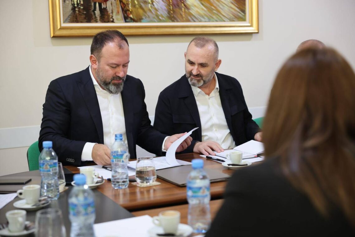 Nën hetim nga SPAK, Arbjan Mazniku takim “kokë më kokë” me Ulsi Manjën (FOTO)