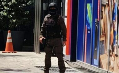 Përfaqësuesja e Serbisë arrin në Tiranë nën masa të rrepta sigurie – ndryshon hotelin, bllokohen rrugë