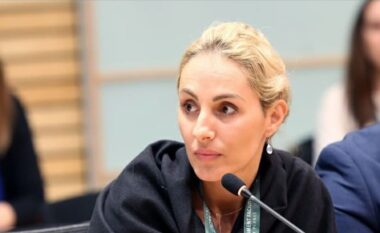 Kur tymi nga djegia e mbetjeve në landfillin e Vlorës, nuk është më vetëm një erë e keqe, është një metaforë që…