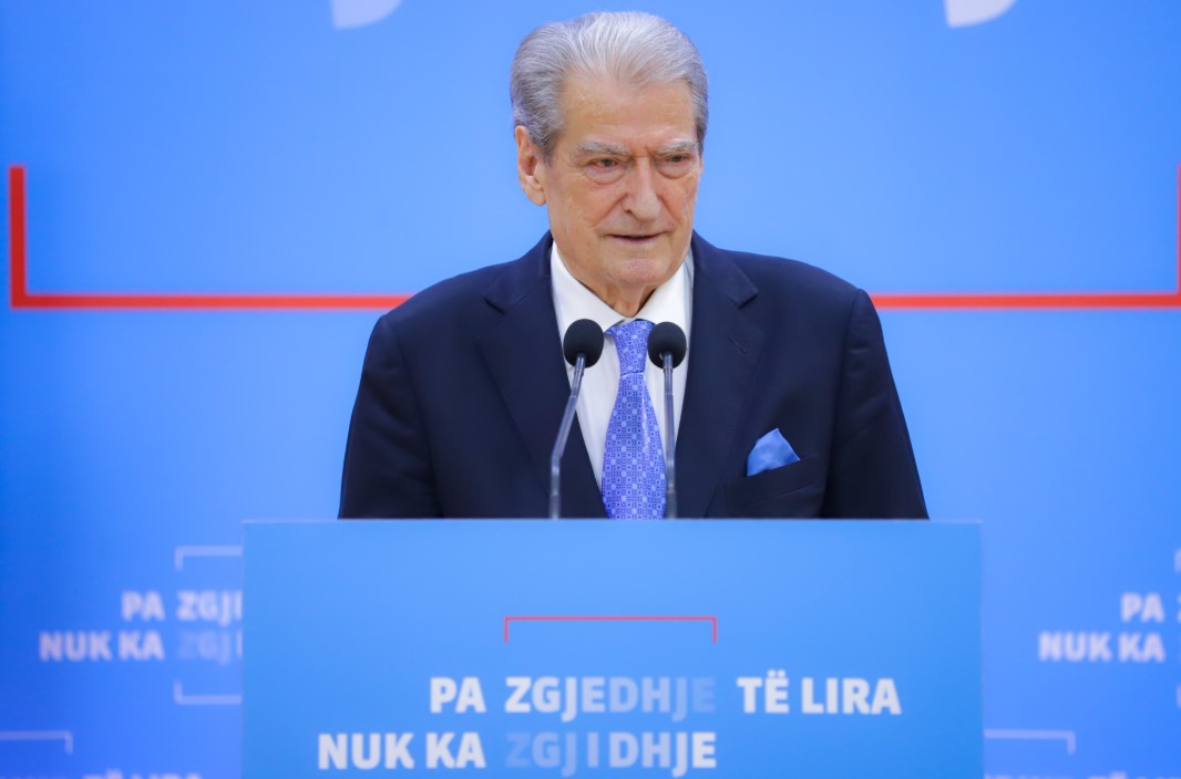 Zgjedhjet e 11 majit/ Berisha publikon VIDEON e zbatimit të “trenit bullgar” në Elbasan: Qendra e votimit, një kafene