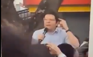 Kandidati për president në Kolumbi, plagoset rëndë gjatë mitingut (VIDEO)