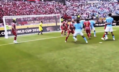 VIDEO / Shikoni si e sheh një gjyqtari një ndeshje futbolli, goli dhe karton i kuq nga perspektiva e tij