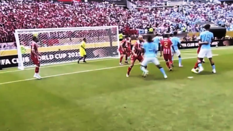 VIDEO / Shikoni si e sheh një gjyqtari një ndeshje futbolli, goli dhe karton i kuq nga perspektiva e tij