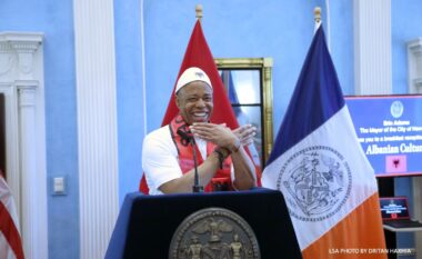 Parada e shqiptarëve në New York/ Kryebashkiaku Eric Adams me plis në kokë: Mezi pres të shkoj në Shqipëri (VIDEO)