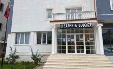 Ça ke që zihesh me nusen time? Skandal në Bulqizë, drejtori rreh punonjësen për një karrige (EMRAT)